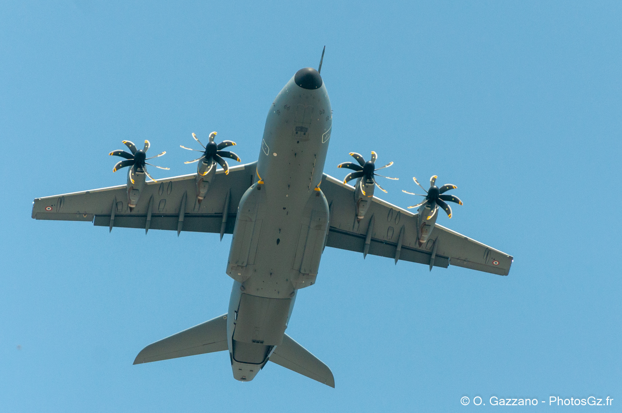 Airbus A400M sur les champs élysées